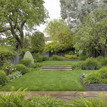 Appartamento Unwind In Style 2Br With Cozy Backyard For Groups Londra Esterno foto