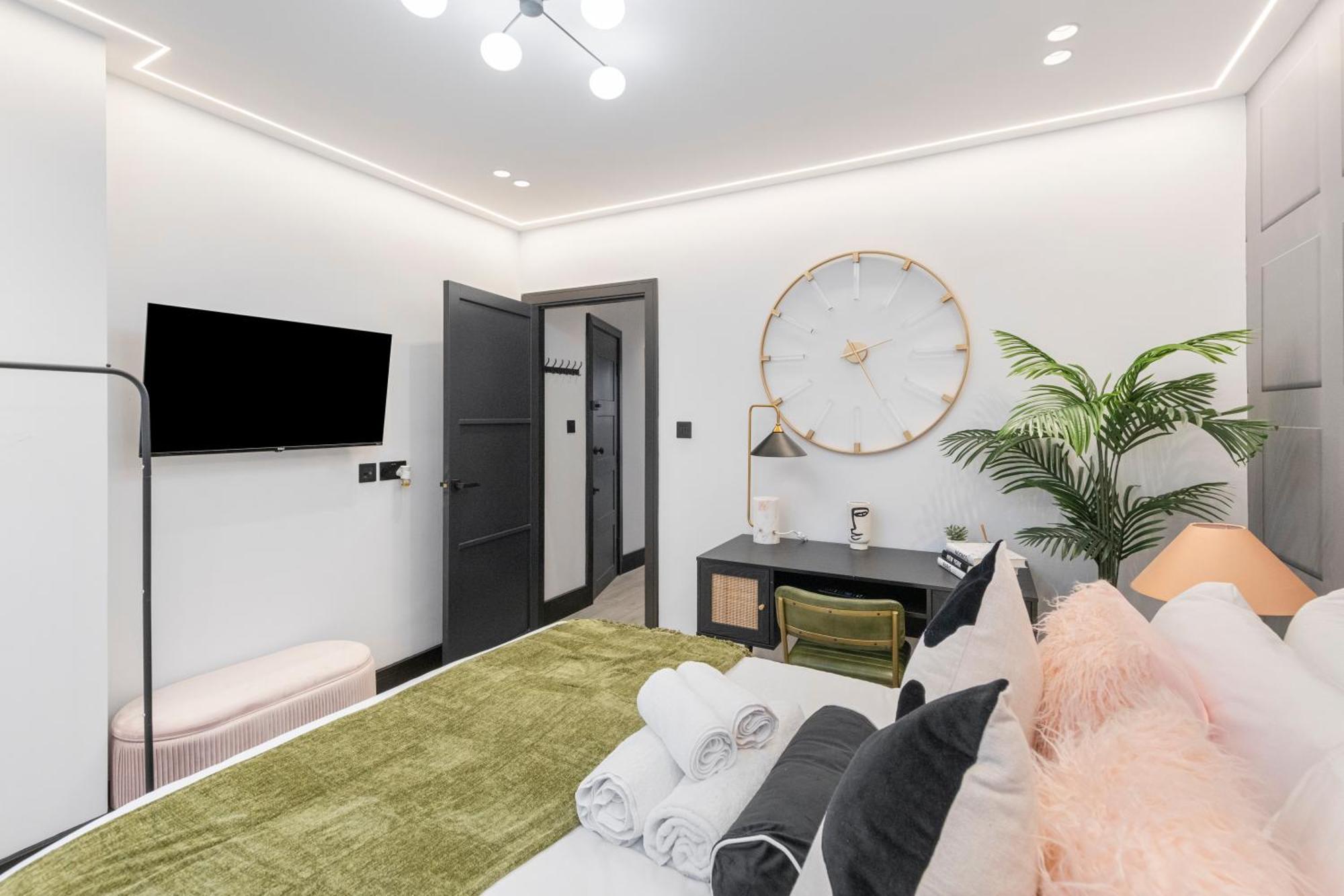 Appartamento Unwind In Style 2Br With Cozy Backyard For Groups Londra Esterno foto