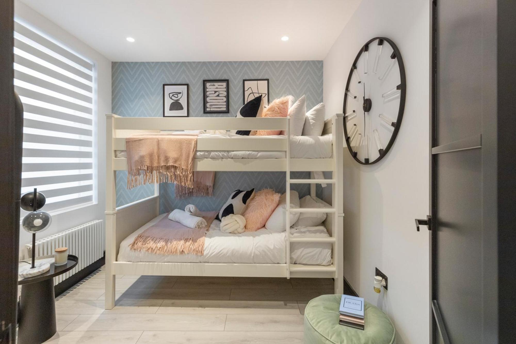 Appartamento Unwind In Style 2Br With Cozy Backyard For Groups Londra Esterno foto