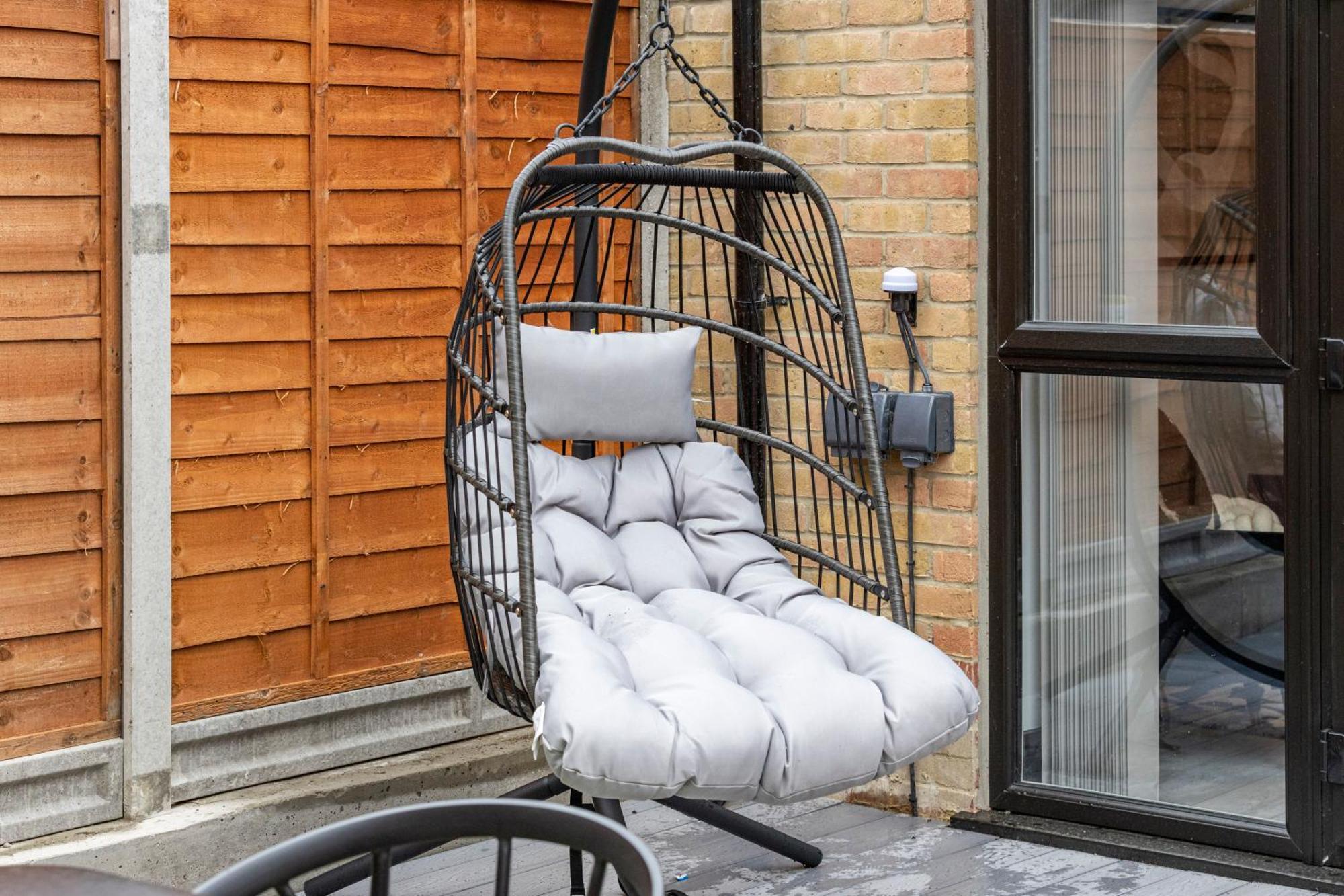Appartamento Unwind In Style 2Br With Cozy Backyard For Groups Londra Esterno foto