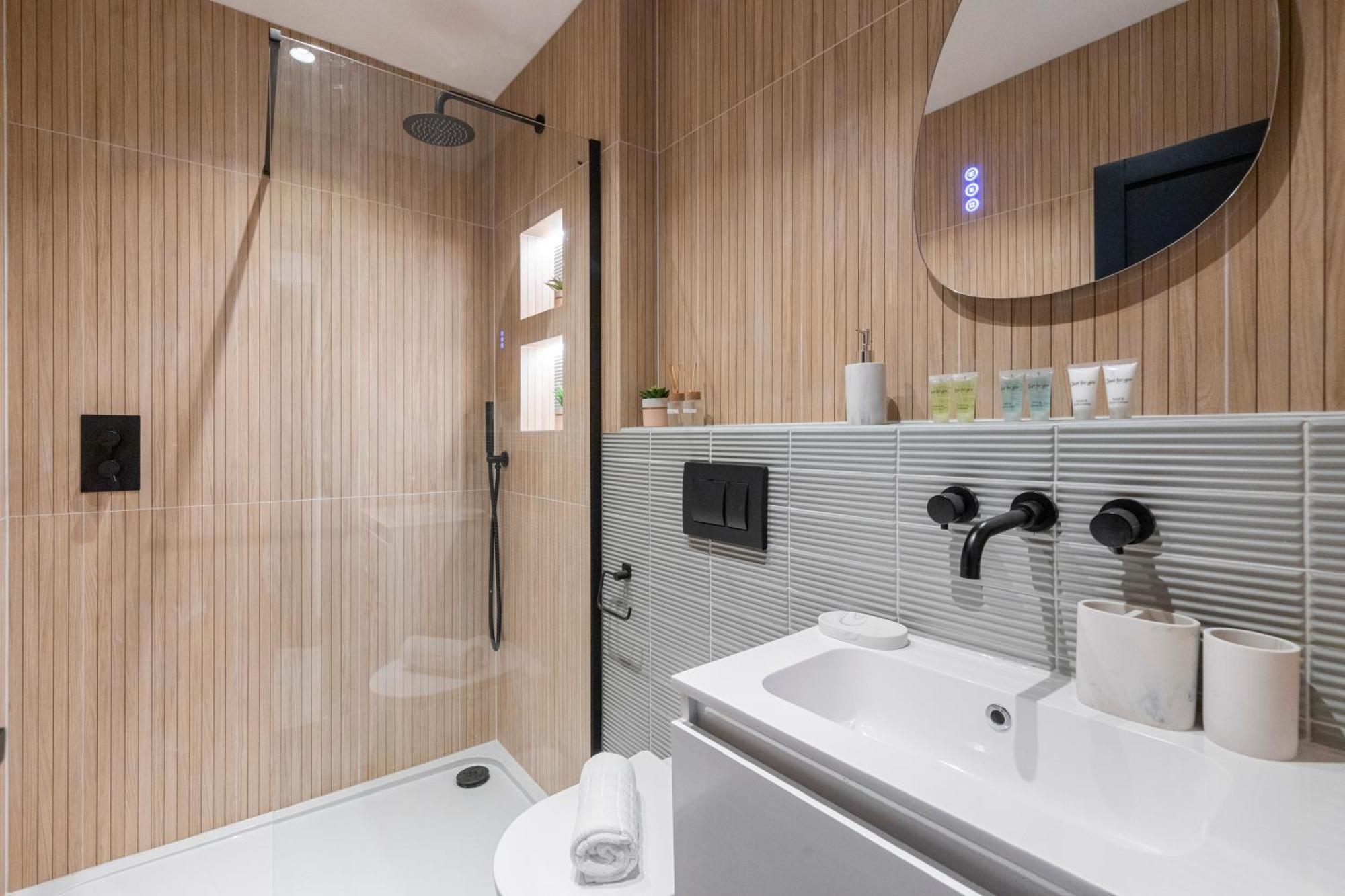Appartamento Unwind In Style 2Br With Cozy Backyard For Groups Londra Esterno foto
