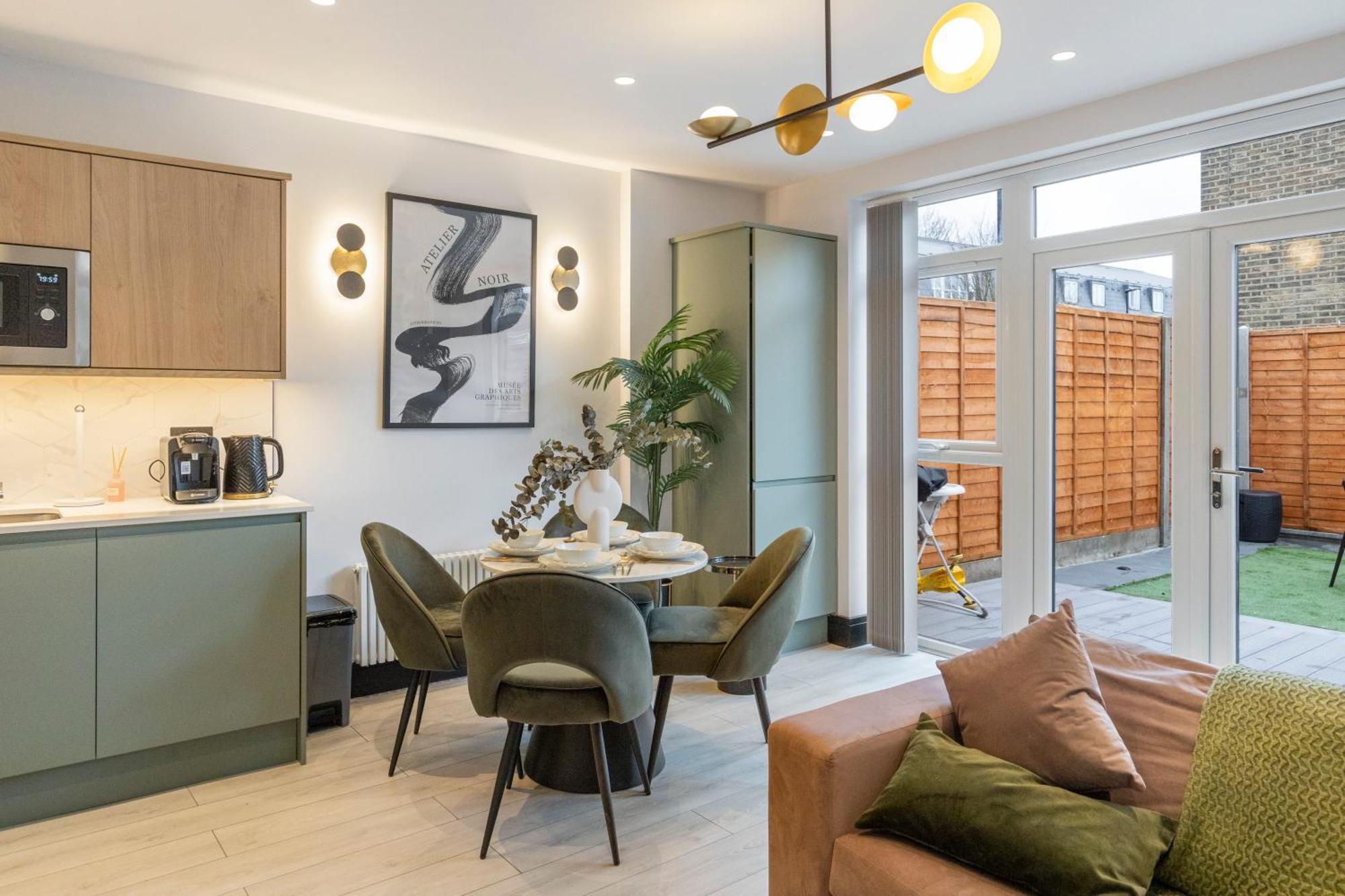 Appartamento Unwind In Style 2Br With Cozy Backyard For Groups Londra Esterno foto