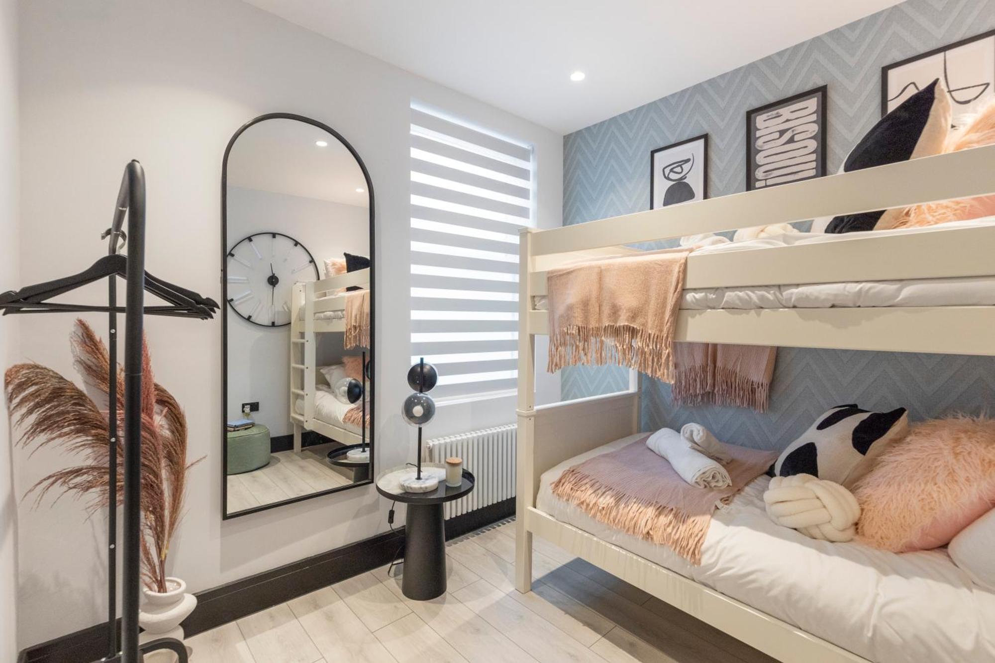 Appartamento Unwind In Style 2Br With Cozy Backyard For Groups Londra Esterno foto