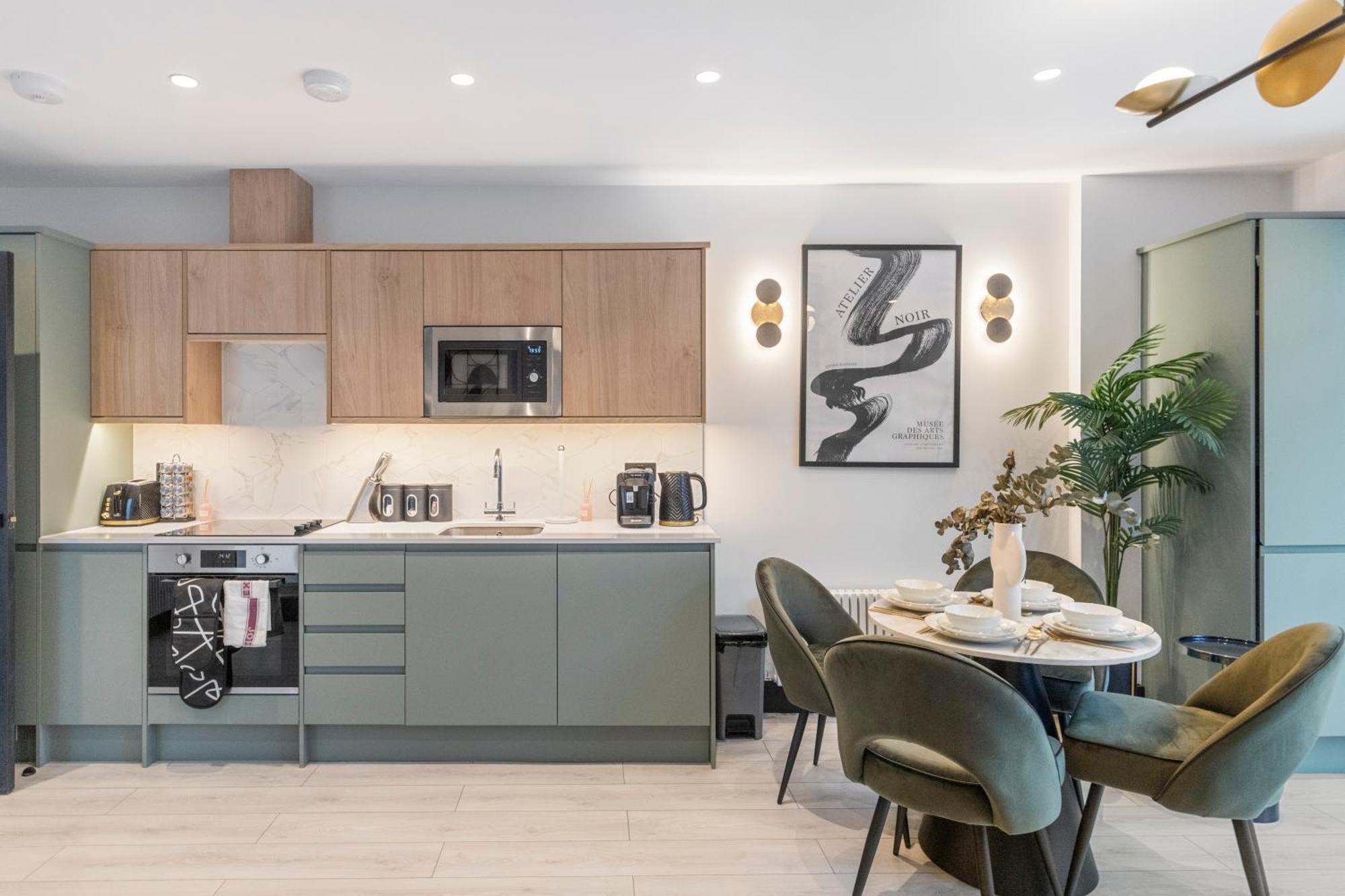Appartamento Unwind In Style 2Br With Cozy Backyard For Groups Londra Esterno foto