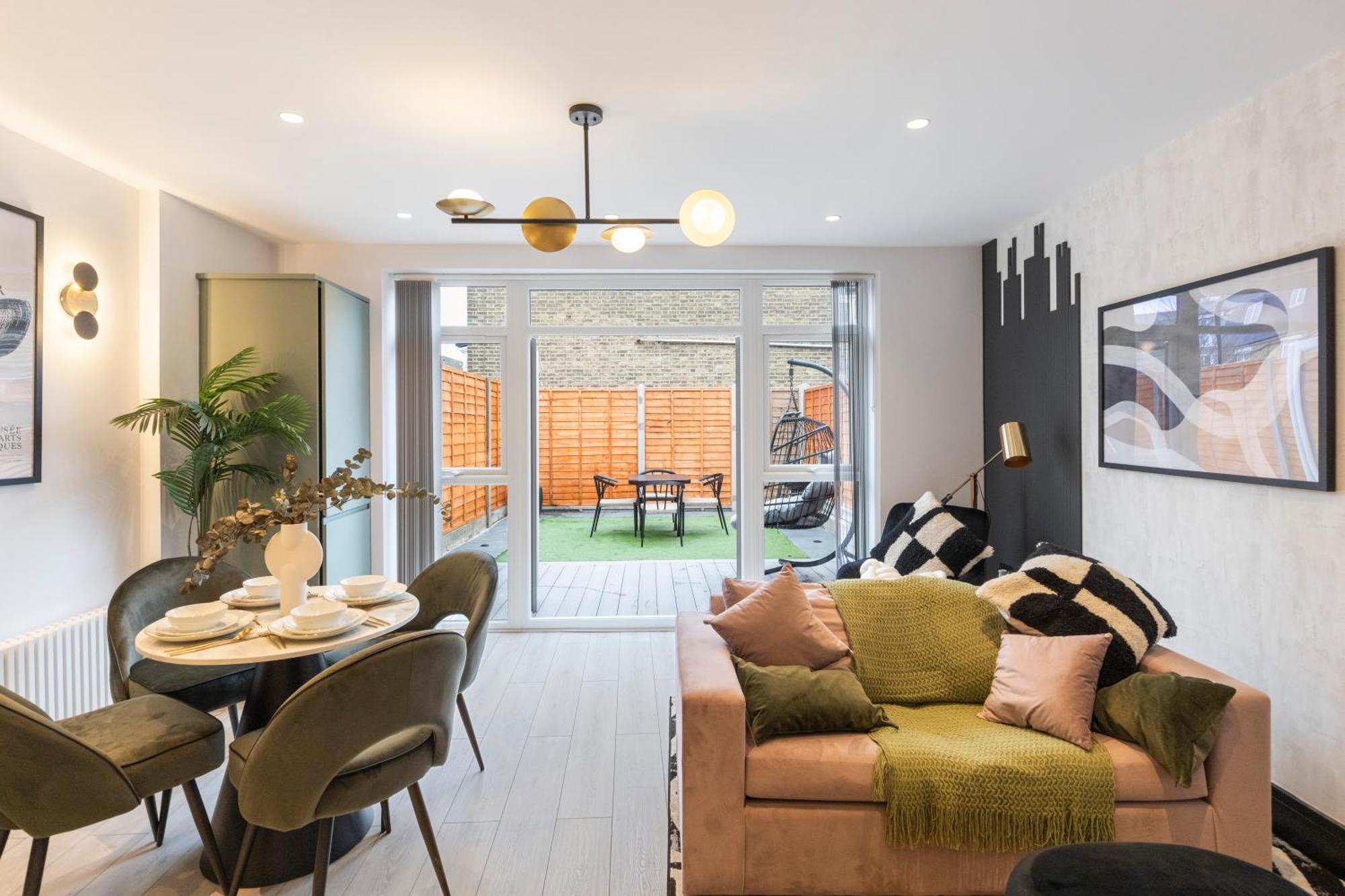 Appartamento Unwind In Style 2Br With Cozy Backyard For Groups Londra Esterno foto