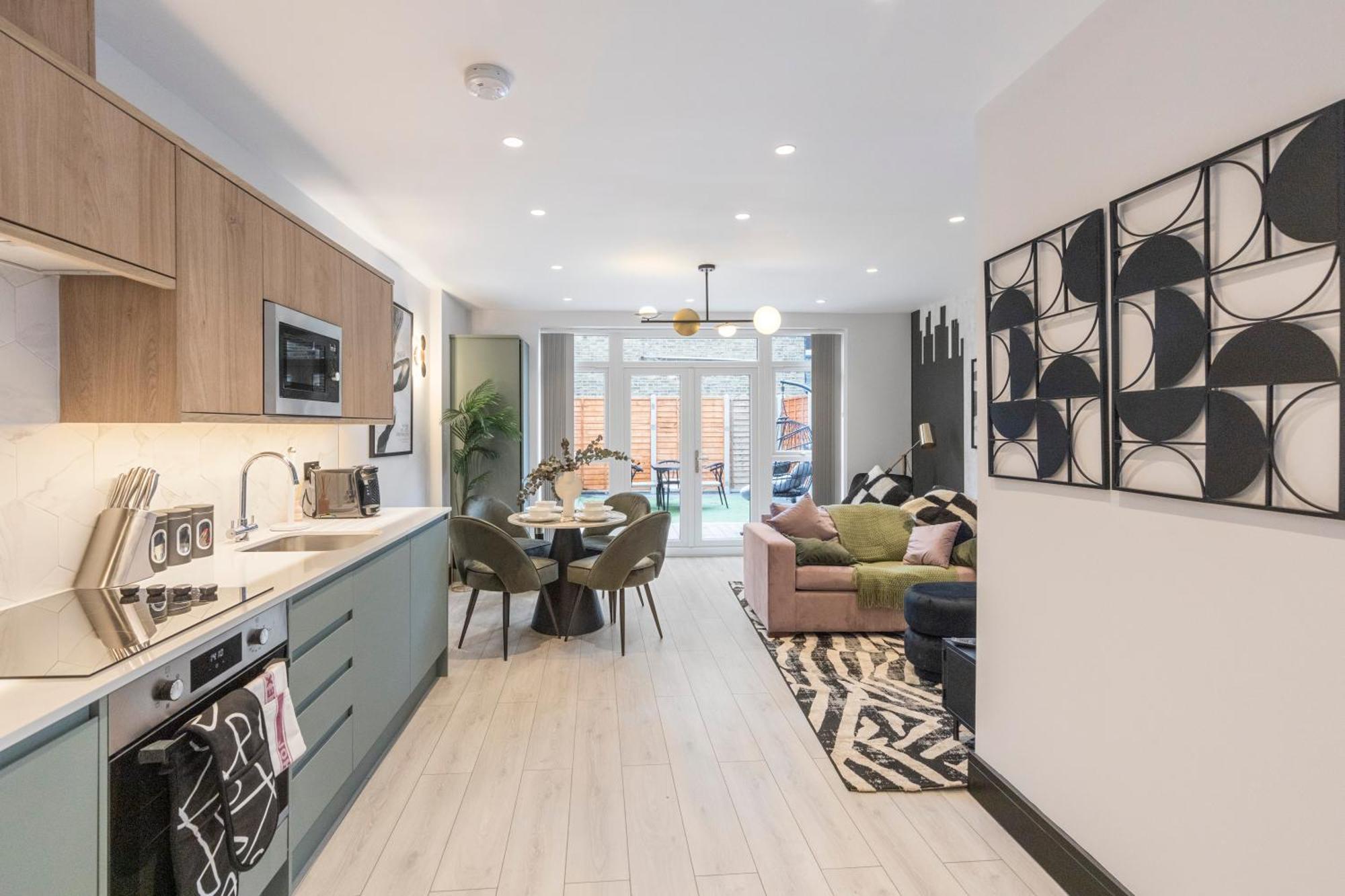 Appartamento Unwind In Style 2Br With Cozy Backyard For Groups Londra Esterno foto