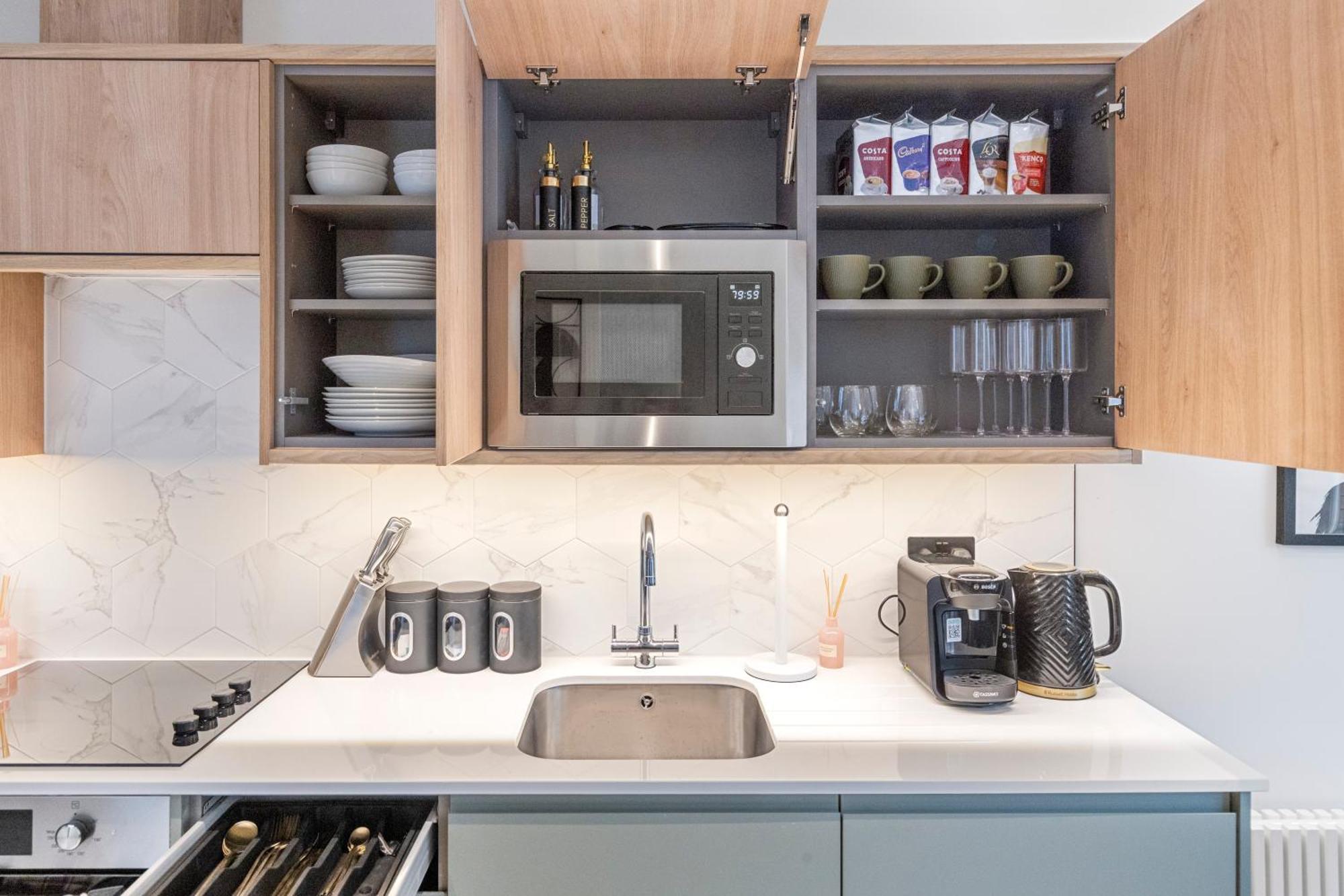 Appartamento Unwind In Style 2Br With Cozy Backyard For Groups Londra Esterno foto
