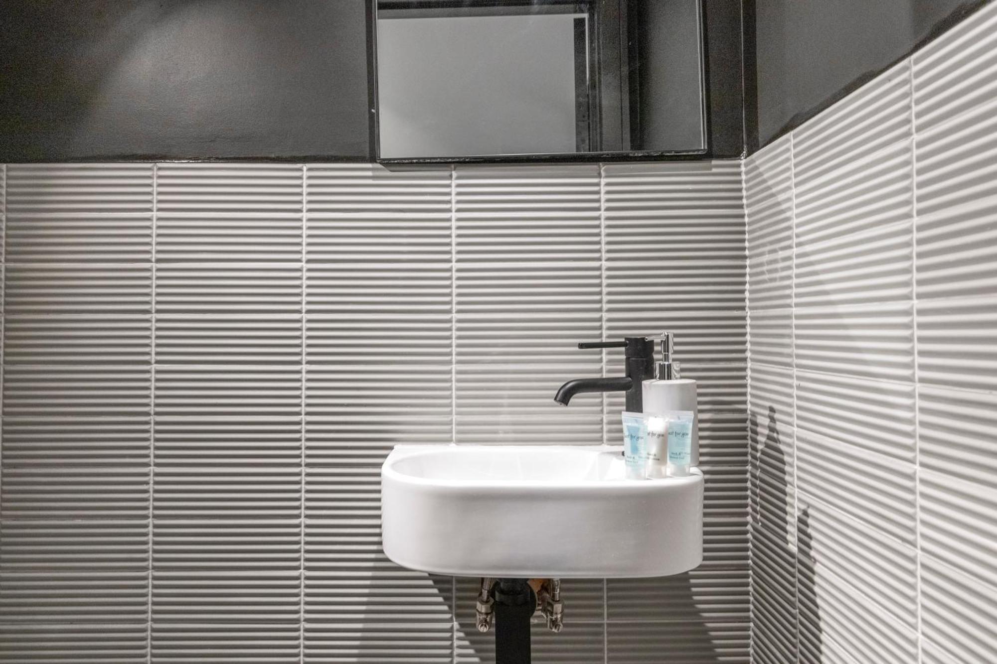 Appartamento Unwind In Style 2Br With Cozy Backyard For Groups Londra Esterno foto