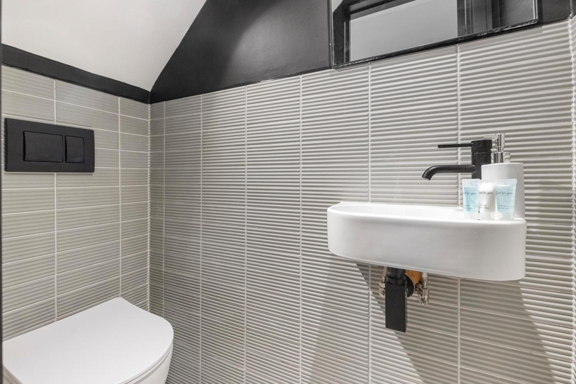 Appartamento Unwind In Style 2Br With Cozy Backyard For Groups Londra Esterno foto