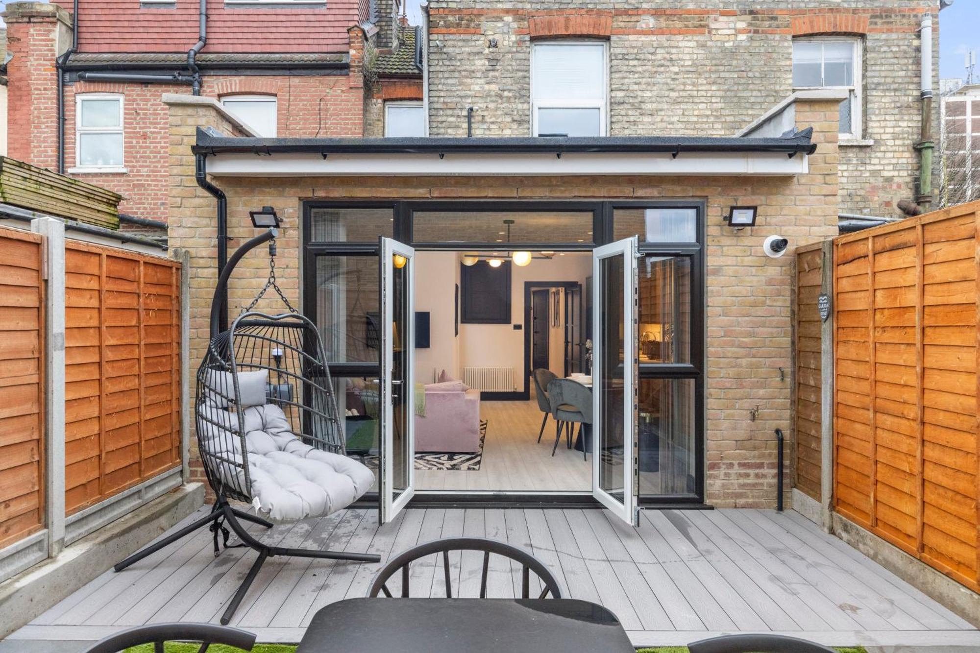 Appartamento Unwind In Style 2Br With Cozy Backyard For Groups Londra Esterno foto