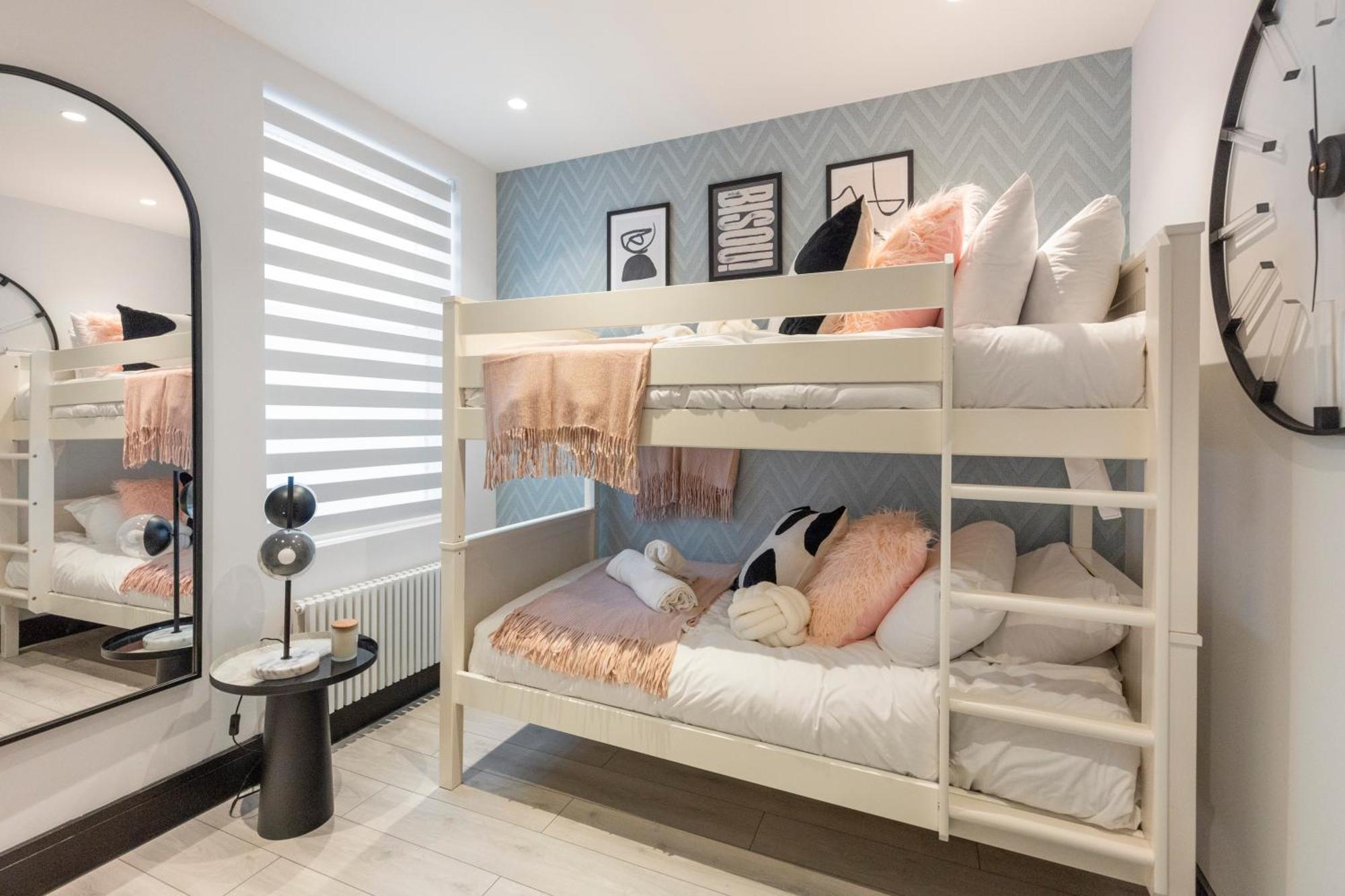 Appartamento Unwind In Style 2Br With Cozy Backyard For Groups Londra Esterno foto