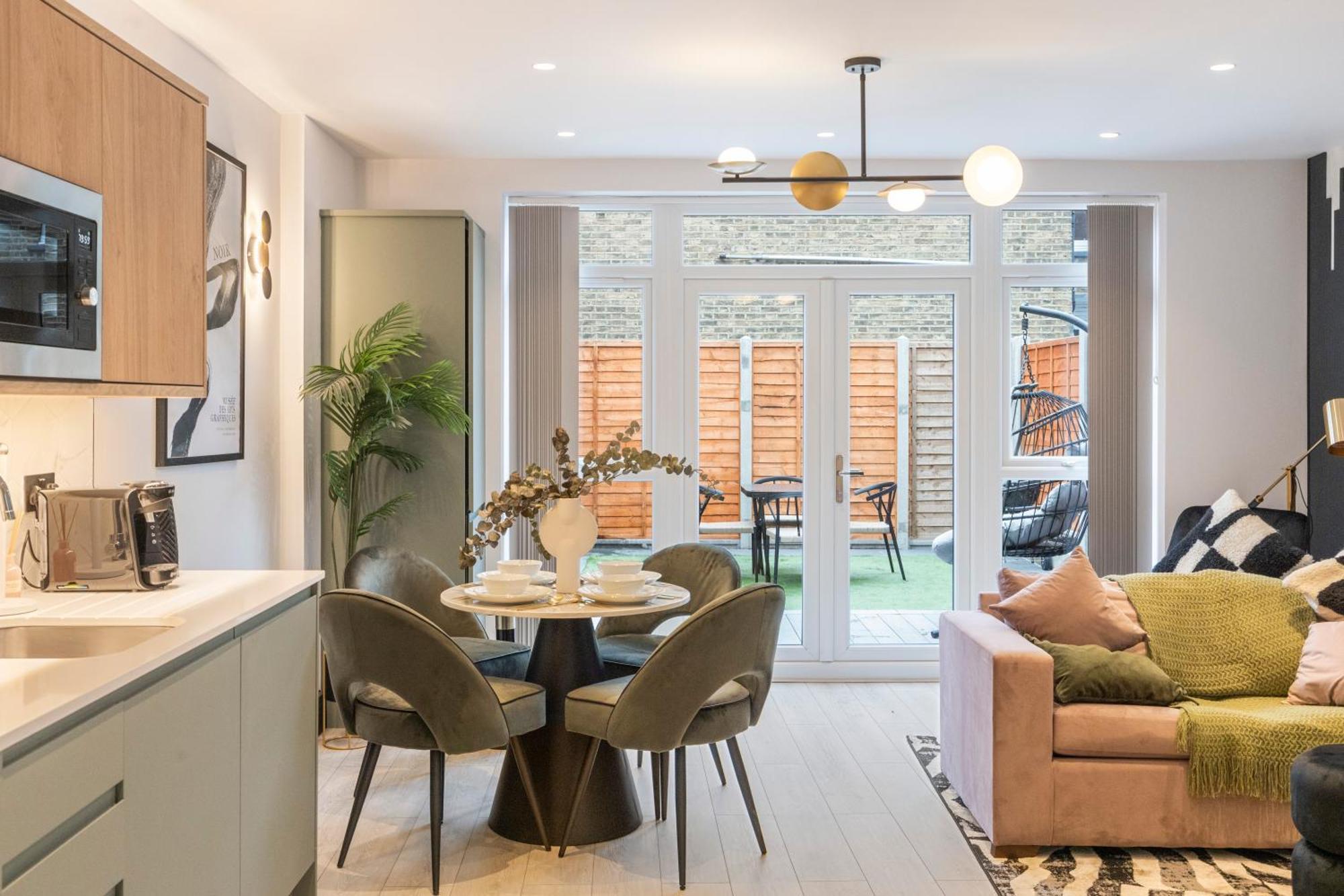 Appartamento Unwind In Style 2Br With Cozy Backyard For Groups Londra Esterno foto