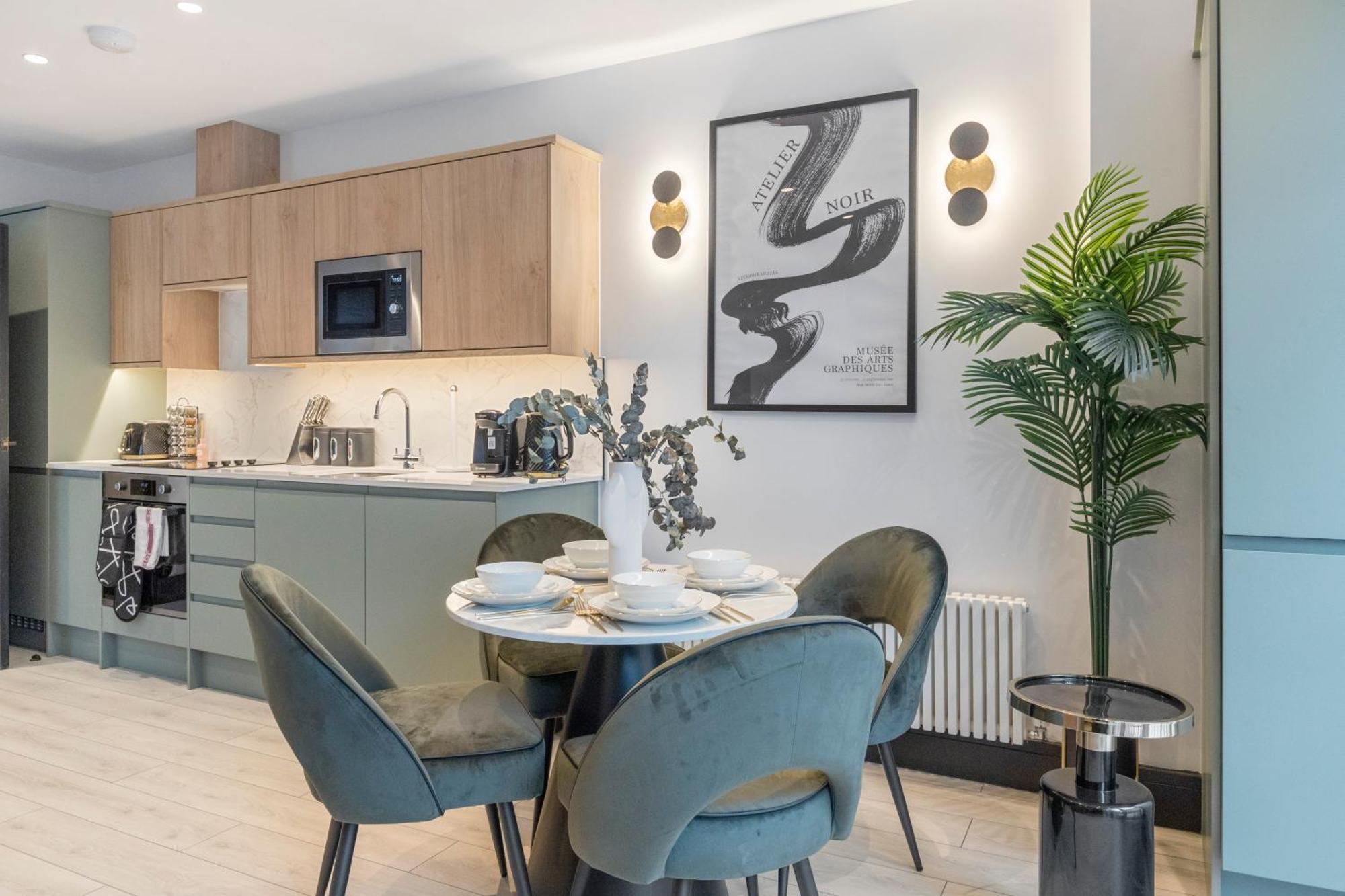 Appartamento Unwind In Style 2Br With Cozy Backyard For Groups Londra Esterno foto