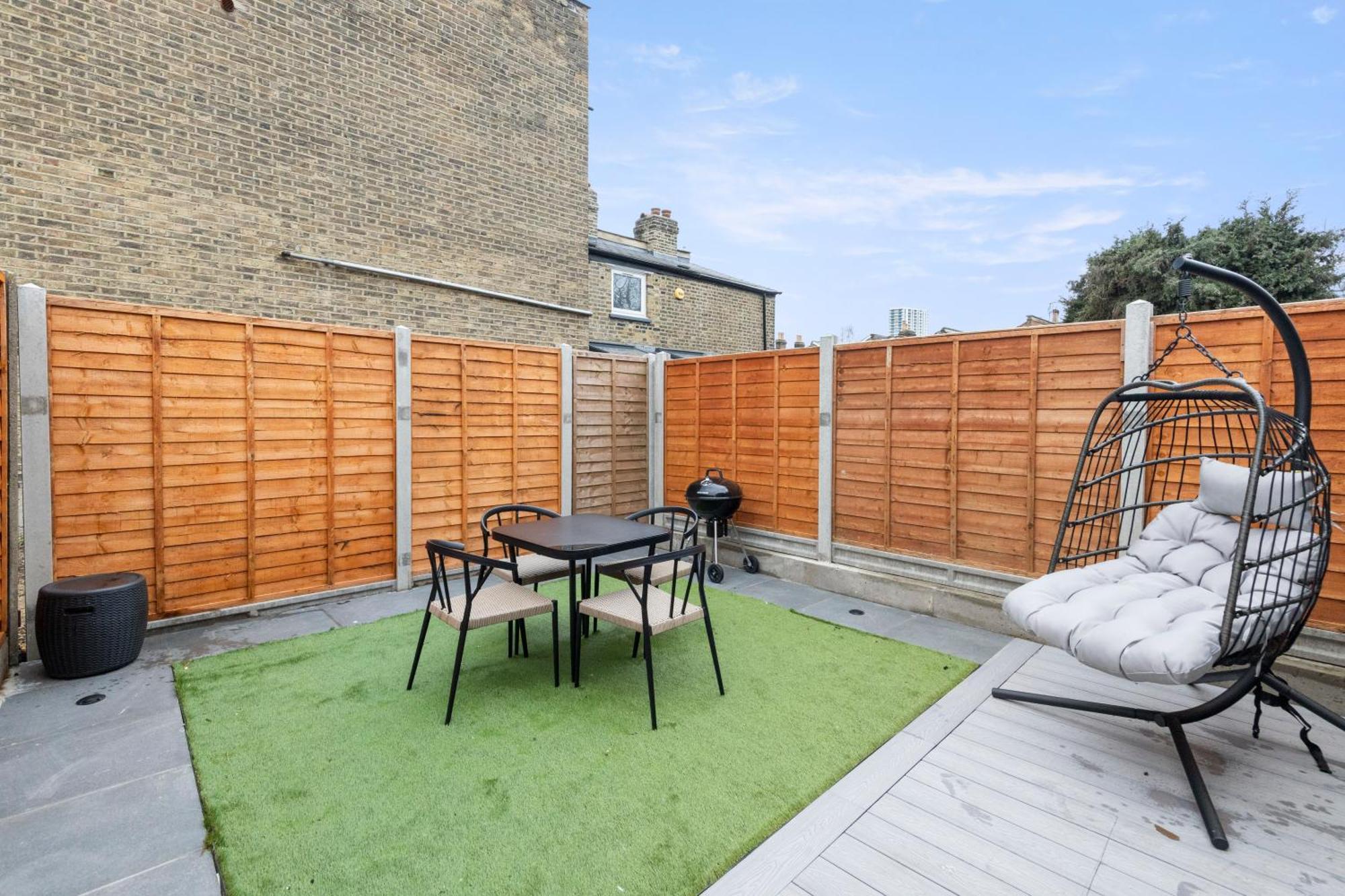 Appartamento Unwind In Style 2Br With Cozy Backyard For Groups Londra Esterno foto
