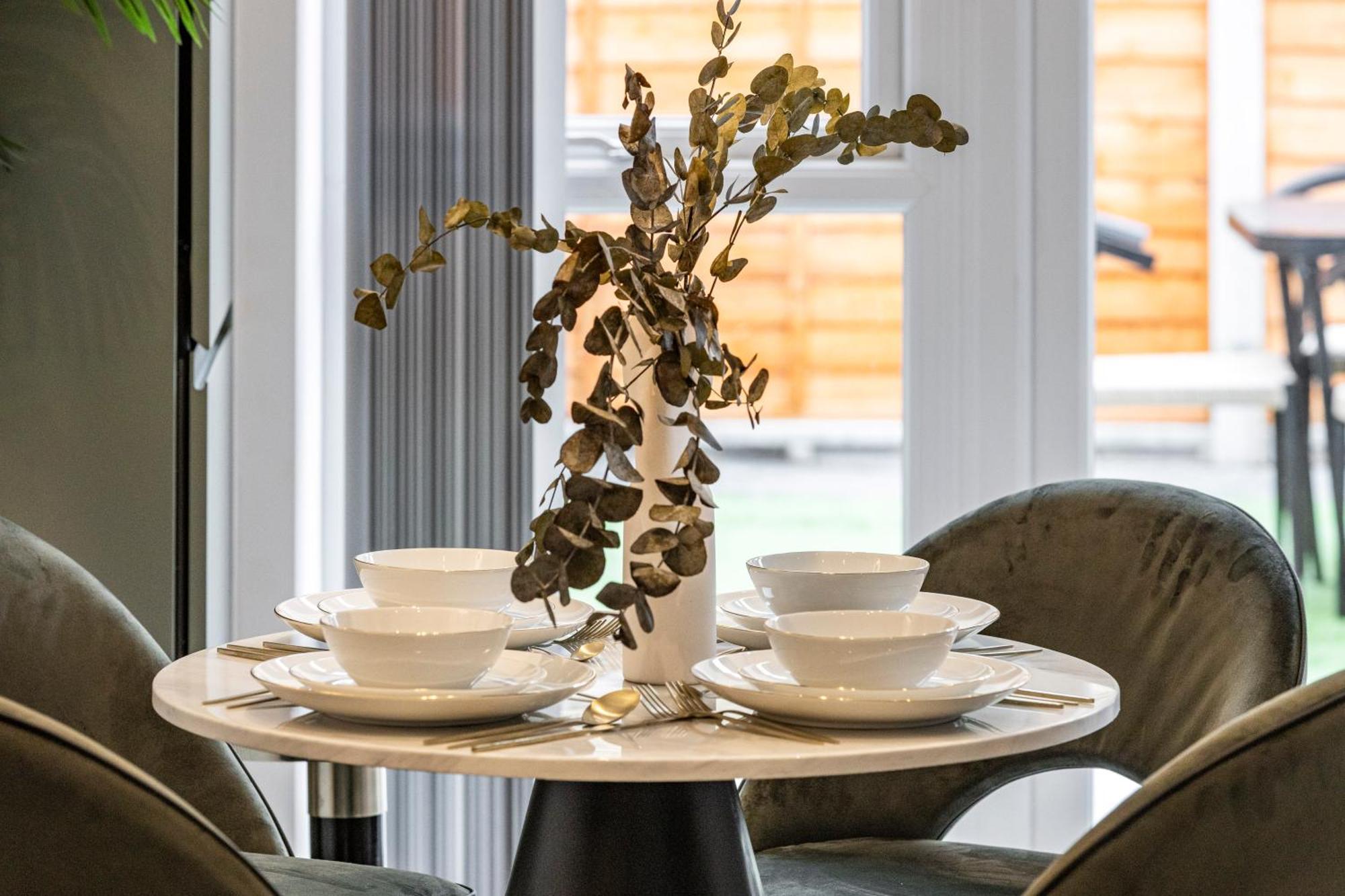 Appartamento Unwind In Style 2Br With Cozy Backyard For Groups Londra Esterno foto