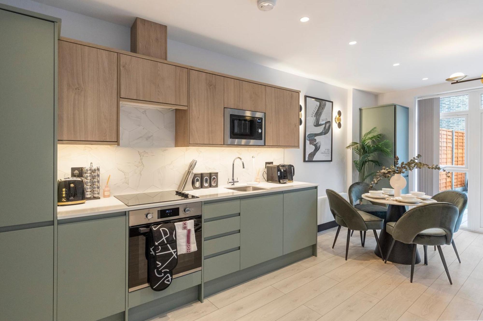 Appartamento Unwind In Style 2Br With Cozy Backyard For Groups Londra Esterno foto